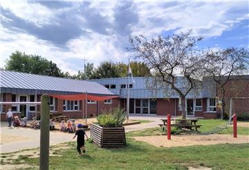 Nach dem Brand ist die Kita im Hollandhaus wieder in Betrieb. Für das DRK ein Grund zum Feiern.