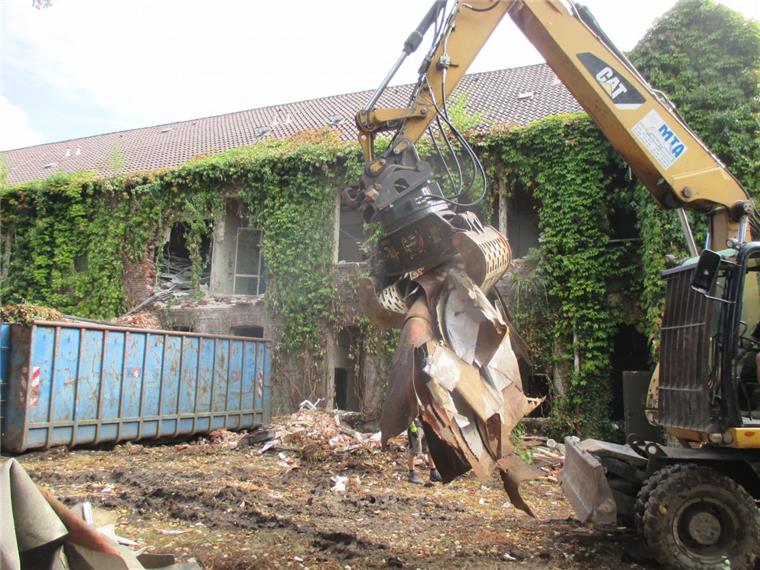 Nach dem Brand muss aller Schutt raus aus der Ruine des einstigen Marie-von-Seggern-Heimes. Der  Abriss ist im Gange.