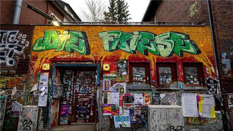 Mehrjährige Haftstrafe nach Brandstiftung in Jugendzentrum Nach dem Brandanschlag auf ein Jugendzentrum in Bremen ist ein 29 Jahre alter Angeklagter zu einer Freiheitsstrafe von vier Jahren und neun Monaten verurteilt worden. (Archivbild)
