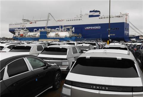 Autos vor einem Schiff