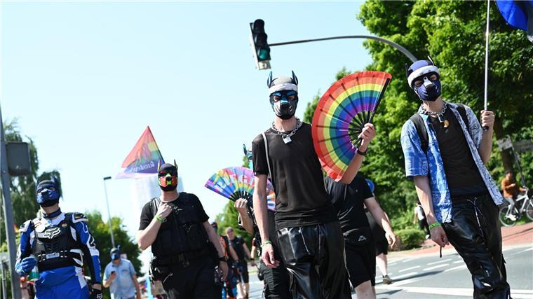 Junge Verdächtige nach Attacke auf CSD-Teilnehmer ermittelt Nach dem Christopher Street Day (CSD) in Emden wurde ein Demo-Teilnehmer angegriffen. Die Polizei ermittelt gegen drei Minderjährige. (Archivbild)