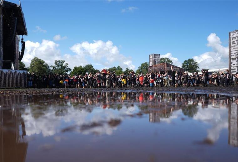Regenmassen verwandeln Wacken in Schlammfeld Nach dem Dauerregen zeigt sich auch die Sonne über dem Wacken Open Air.