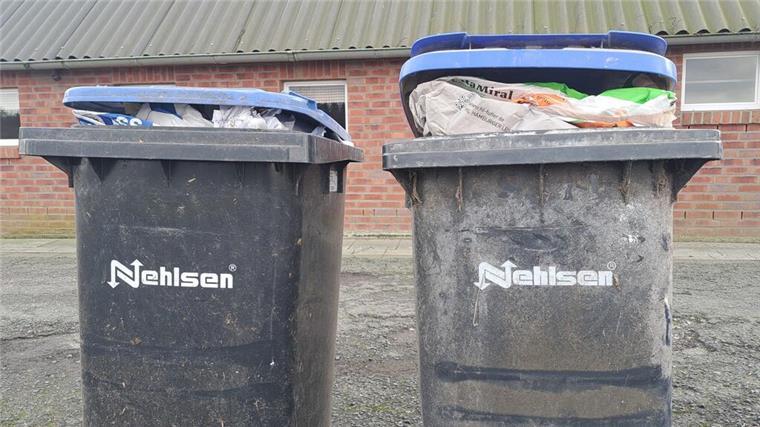 Müllwerker wegen „Arbeitsverweigerung“ abgemahnt: Tarifkonflikt bei Nehlsen spitzt sich zu Zwei Mülltonnen der Firma Nehlsen sind auf dem Foto zu sehen. Nach dem Warnstreik der Nehlsen-Müllwerker sorgen Abmahnungen für Unruhe. Die Gewerkschaft Verdi fordert Klarheit und ein ernstzunehmendes Angebot.