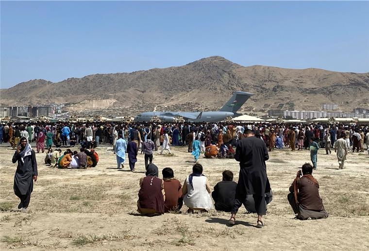 Kabul: Erste Bundeswehrmaschine evakuiert nur sieben Personen Menschen fliehen vor den Taliban.