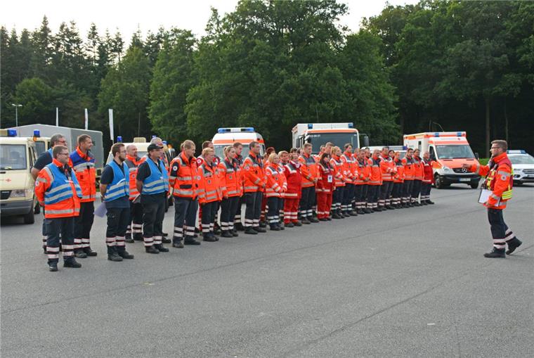 Großeinsatz in Zeven: Mehr als 50 DRK-Helfer proben den Ernstfall Nach dem Eintreffen aller alarmierten DRK-Bereitschaften traten die Besatzungen aller 19 Fahrzeuge an. Zugführer Chris Knoblauch gab sodann die Befehle aus. Dann hieß es aufzusitzen und los ging es. Die Kontrolle der Fahrzeuge und der Ausrüstung findet vor der Abfahrt statt.