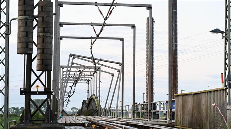 Nach dem erneuten Unfall an der Huntebrücke werden Forderungen nach dem Ausbau der Bahnstrecke laut.