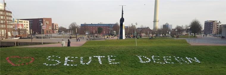 Nach dem Brand: Solidarität für die "Seute Deern" in Bremerhaven Nach dem Feuer auf der "Seute Deern" in Bremerhaven haben sich am Samstag viele Fans des Schiffes versammelt.