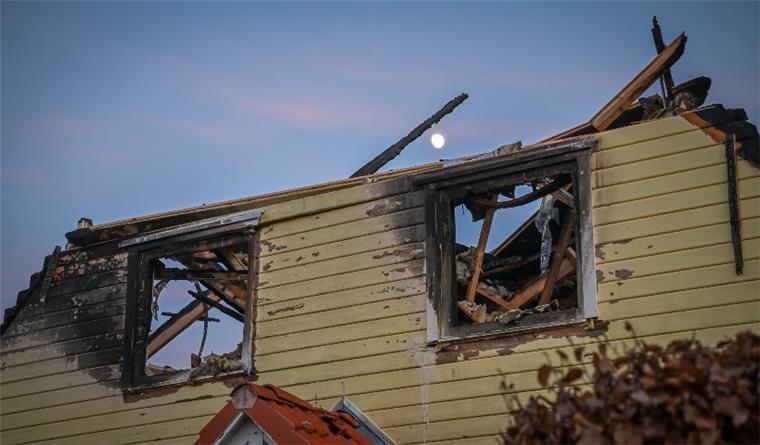 Tödlicher Brand in Drangstedt: Spendenkonto eingerichtet Nach dem Feuer in einem Einfamilienhaus in Drangstedt hat die Stadt Geestland ein Spendenkonto eingerichtet. Der Familienvater starb bei dem Brand.