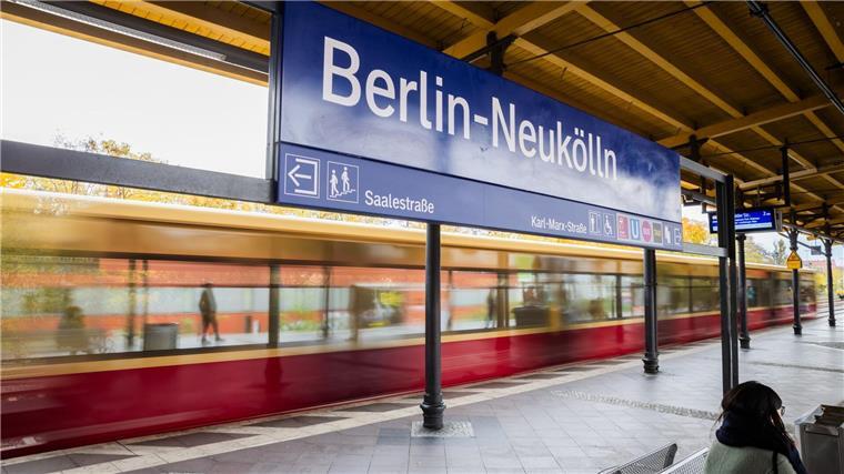 Nach dem Fund von hochexplosivem Sprengstoff am S-Bahnhof Neukölln soll ein mutmaßlicher Geldautomatensprenger vor Gericht kommen. (Symbolbild) 
