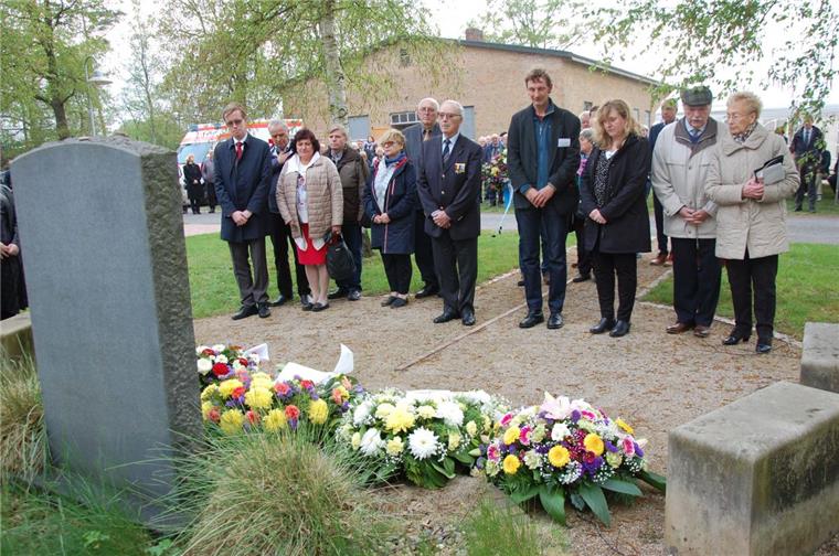 Lager Sandbostel: Gedenken an unvorstellbares Leid Nach dem Gedenken legten viele der Besucher Kränze oder Blumen am Gedenkstein vor der Lagerkirche in Sandbostel nieder.