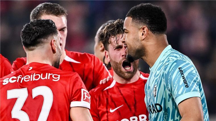 Freiburg macht’s kunstvoll: 5:0 gegen Bremen Nach dem gehaltenen Elfmeter nimmt Noah Atubolu die Glückwünsche der Teamkollegen gerne entgegen.