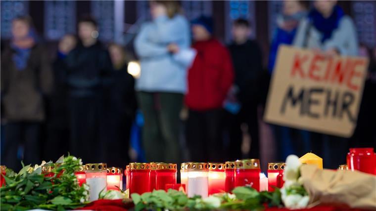 Nach dem gewaltsamen Tod der 21-jährigen Leonie demonstrierten Ende 2023 Menschen in Hannover gegen Femizide. Ihr Ex-Freund wurde 2024 wegen Totschlags zu elf Jahren Haft verurteilt. (Archivbild)