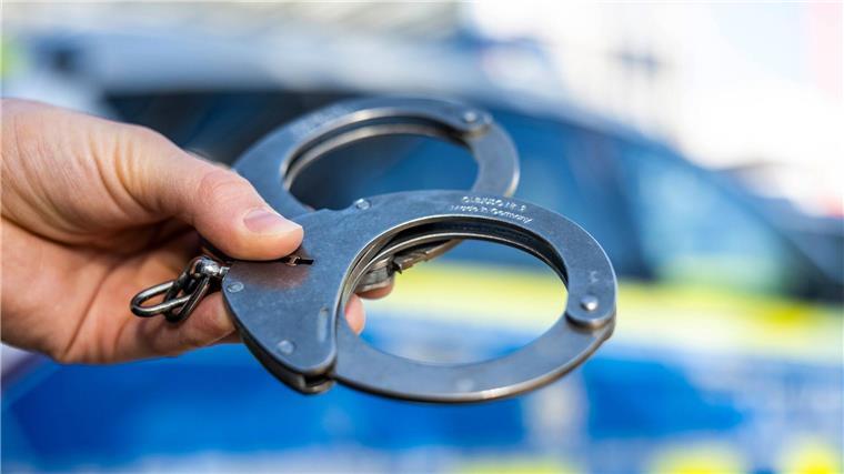 Nach dem gewaltsamen Tod eines Mannes auf einem Friedhof hat die Polizei einen Verdächtigen festgenommen. (Symbolbild)