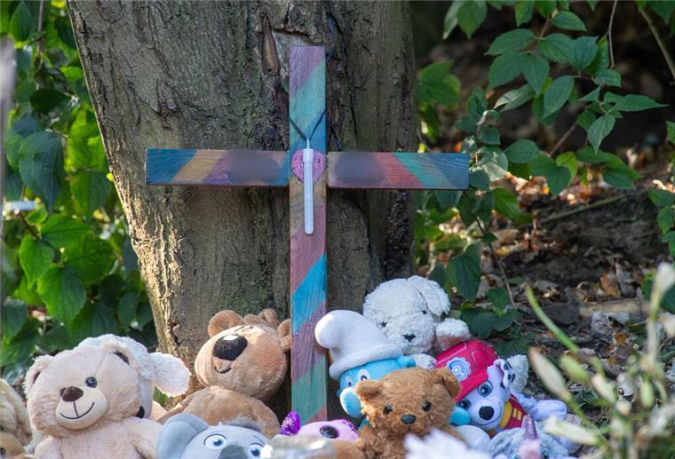 Nach Tod eines kleinen Jungen in Pragsdorf: Polizei nimmt 14-Jährigen fest Nahe der Stelle in Pragsdorf, wo ein Sechsjähriger am 14.09.2023 mit Stichverletzungen gefunden wurde, an denen er später verstarb, steht ein buntes Kreuz und liegen Plüschtiere.