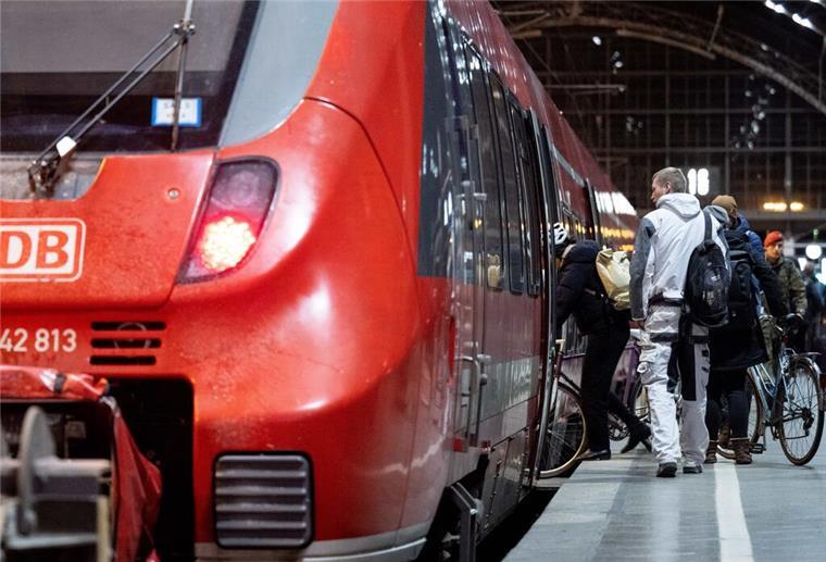 Verkehr in Bremen und Niedersachsen rollt nach Streik wieder an Fahrgäste steigen im Hauptbahnhof Leipzig in eine Regionalbahn.