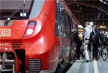 Fahrgäste steigen im Hauptbahnhof Leipzig in eine Regionalbahn.