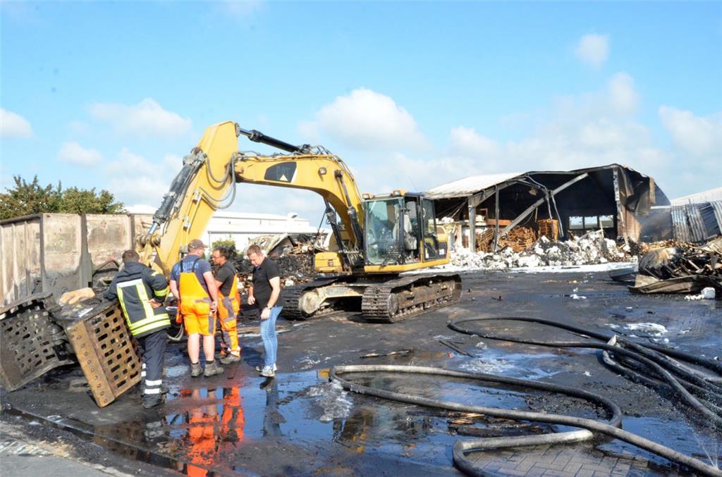 Nach dem Großbrand im Loxstedter Gewerbegebiet. Foto: Schmonsees