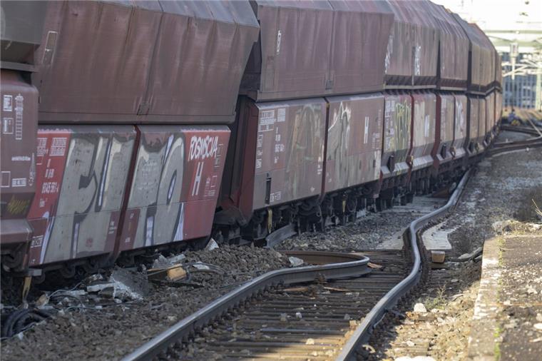 Nach dem Güterzugunglück in Bremen vor eineinhalb Wochen bleibt der Zugverkehr noch bis mindestens Mittwoch beeinträchtigt. 