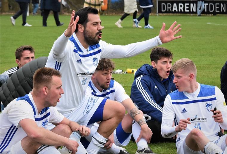 „Tag der Amateure“: Leher TS und Bremer SV sind dabei Nach dem Halbfinal-Erfolg gegen den Brinkumer SV war die Freude bei (von links) Jan Niklas Kersten,Gökhan Yücel, Christopher Döscher und Noel Lautner groß. Auch am Samstag, wenn es im Endspiel gegen den Bremer SV geht, wollen die Kicker der Leher TS wieder feiern.