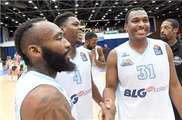 Nach dem Heimsieg gegen Bonn waren die Eisbären-Profis (von links) Chris Warren, Armani Moore und Elston Turner bester Laune. Die wollen sie sich morgen von den Löwen Braunschweig nicht verderben lassen.