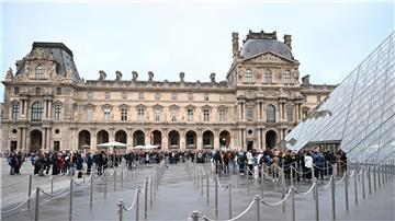 Nach dem Juwelendiebstahl im Pariser Louvre-Museum gehen die Ermittler von einer gut organisierten Bande aus.