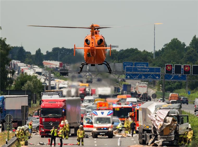 Vollsperrung nach Lkw-Unfall: Hubschrauber landet auf A2 Nach dem Lkw-Unfall auf der A2 wurde ein Notarzt per Hubschrauber eingeflogen.
