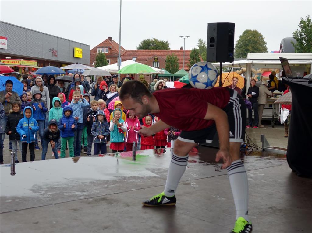 Nach dem Motto ,,In Beverstedt läuft es rund. Florian Halimi zeigte Ballakrobati...
