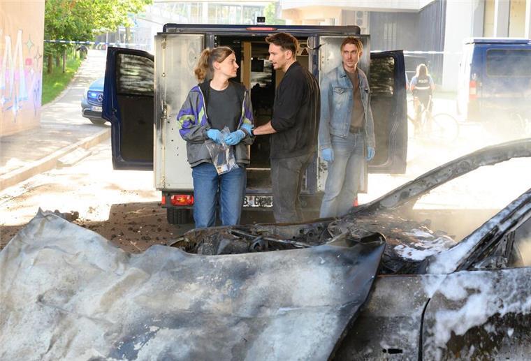„Das Ende der Nacht“: Spannung pur im Saarbrücken-„Tatort“ Nach dem nächtlichen Überfall auf einen Geldtransporter am Tatort (l-r): Hauptkommissarin Pia Heinrich (Ines Marie Westernströer), Hauptkommissar Leo Hölzer (Vladimir Burlakov) und Hauptkommissar Adam Schürk (Daniel Sträßer)