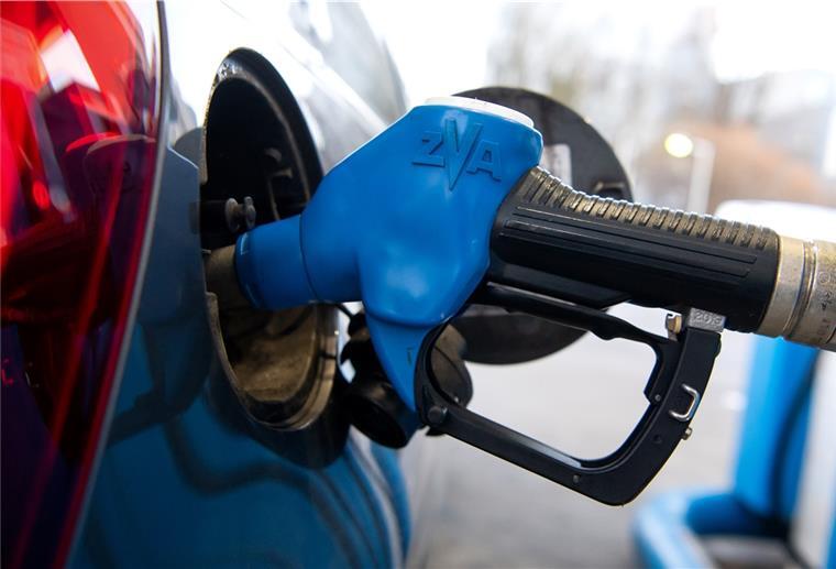Dieselpreis überholt Benzinpreis Eine Zapfpistole steckt an einer Tankstelle in der Tanköffnung eines Fahrzeugs.