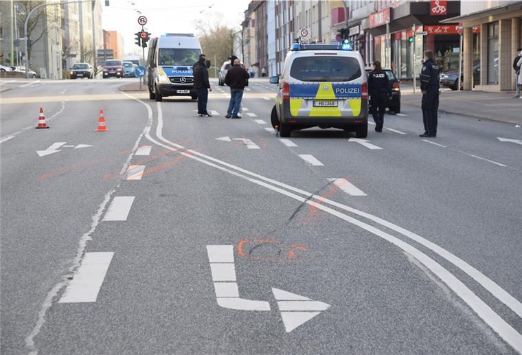 Raser verursachen schweren Unfall in Bremerhaven Nach dem schweren Unfall in der Bremerhavener Georgstraße sicherte die Polizei die Spuren.