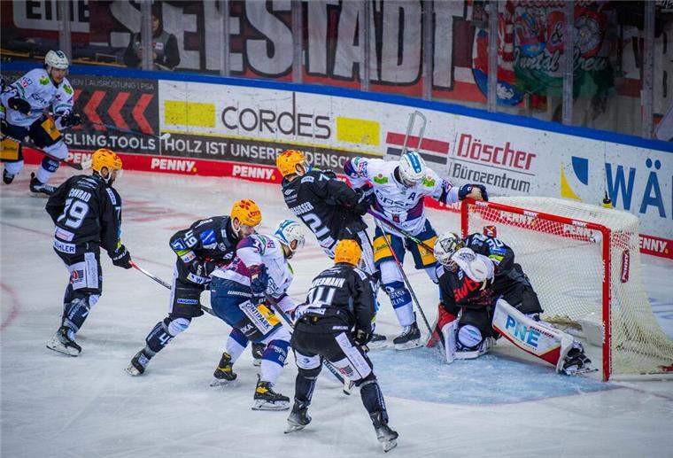 Finale 3: Pinguins gegen Eisbären - Ausverkauft und doch dabei sein (Verlosung) Nach dem Sieg beim ersten Finalspiel hoffen die Fans und das Team, mehr denn je auf den Titel.