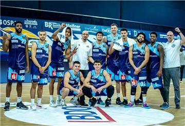 Nach dem Sieg beim Tabellenführer Rostock posierten die Eisbären gerne für den Fotografen in der Ostseehalle.