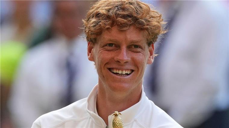 Mitglied in einem besonderen Tennisclub Nach dem Sieg wurde Sieger Jannik Sinner auf dem Platz interviewt.