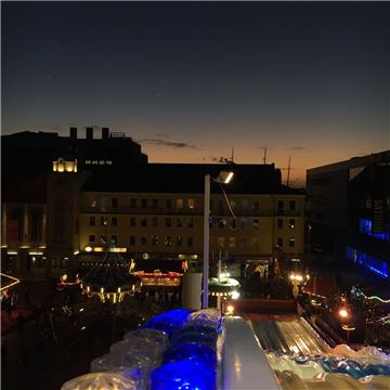 Nach dem Sonnenuntergang wird es auf dem Weihnachtsmarkt erst so richtig gemütli...