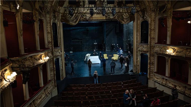 Eine Nacht auf der Theaterbühne - Aktion gegen Kürzungen Nach dem Stück „Der kaukasische Kreidekreis“ wird das Bett auf die Bühne gestellt.