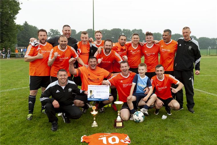 NZ-Pokal: Fußballer von SFL Bremerhaven III feiern das Double Nach dem Titel in der 1. Kreisklasse sicherte sich SFL Bremerhaven III gegen den TSV Imsum auch den NZ-Pokal. Dazu gab es einen Gutschein über 1000 Euro für die "Heidjer".