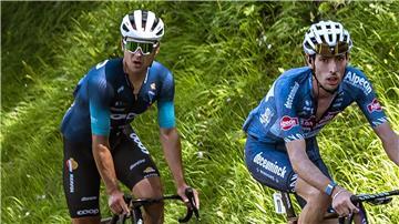 Nach dem Tod des Radprofis André Drege (l) bei der Österreich-Rundfahrt endet die letzte Etappe des Rennens mit einer Kondolenzfahrt.