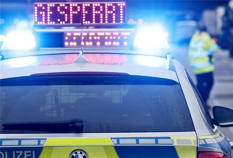 Auf einem Polizeifahrzeug leuchtet die Aufschrift «Gesperrt»