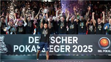 Nach dem überraschenden Pokalsieg hatten die Spieler des MBC allen Grund zu feiern.