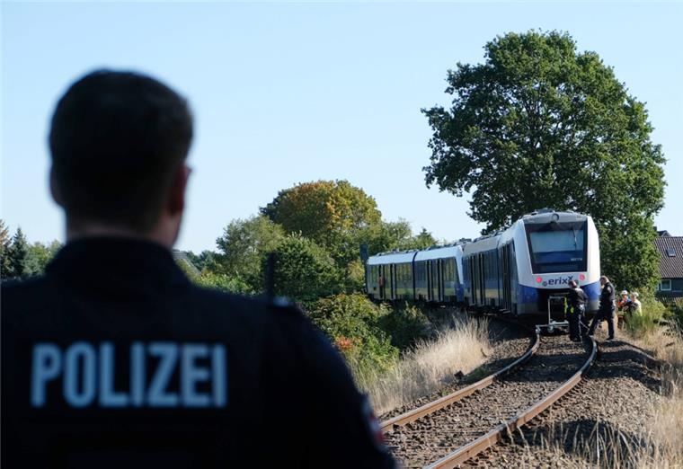 Nach Bahnunfall: dreijähriges Kind außer Lebensgefahr Nach dem Unfall an einem unbeschrankten Bahnübergang in Isenbüttel im Kreis Gifhorn schwebt das dreijährige Kind nicht mehr in Lebensgefahr.
