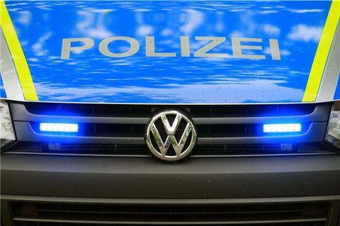 Nach dem Unfall auf der A1 musste die Autobahn Mittwochabend erneut gesperrt werden. Schon zuvor ging in dem Bereich nach einem Unfall lange Zeit nichts mehr. Foto: Wolf/zb/dpa