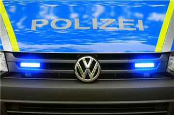 Nach dem Unfall auf der A1 musste die Autobahn Mittwochabend erneut gesperrt werden. Schon zuvor ging in dem Bereich nach einem Unfall lange Zeit nichts mehr. Foto: Wolf/zb/dpa