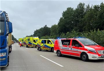 Einsatzfahrzeuge auf der A27