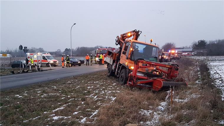 Loxstedt: Frontalcrash mit Bauhof-Fahrzeug Nach dem Unfall in Loxstedt landete der Unimog im Straßengraben.