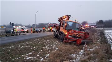 Nach dem Unfall in Loxstedt landete der Unimog im Straßengraben.