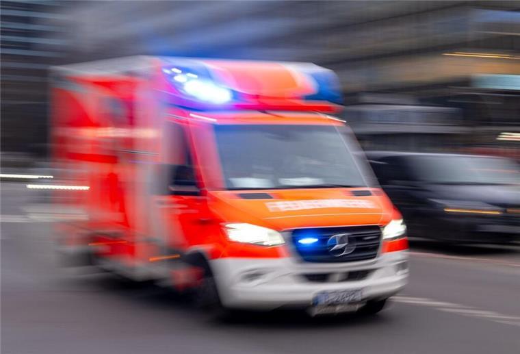 Ein Rettungswagen der Feuerwehr fährt mit Blaulicht zum Einsatz (Aufnahme mit Langzeitbelichtung). (zu dpa: «Tödlicher Arbeitsunfall mit Trennschleifer»)