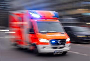 Ein Rettungswagen der Feuerwehr fährt mit Blaulicht zum Einsatz (Aufnahme mit Langzeitbelichtung). (zu dpa: «Tödlicher Arbeitsunfall mit Trennschleifer»)