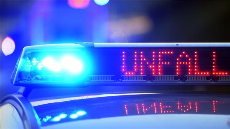 Motorrollerfahrer bei Unfall schwer verletzt Nach dem Unfall wurde die Straße für rund eine Stunde voll gesperrt. (Archivfoto)