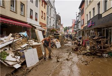 Nach dem Unwetter in Rheinland-Pfalz/Ahrweiler: Anwohner und Ladeninhaber versuchen, ihre Häuser vom Schlamm zu befreien. Um gegen Starkregenereignisse gewappnet zu sein, will Geestlands Bürgermeister Thorsten Krüger städtebaulich vorsorgen.