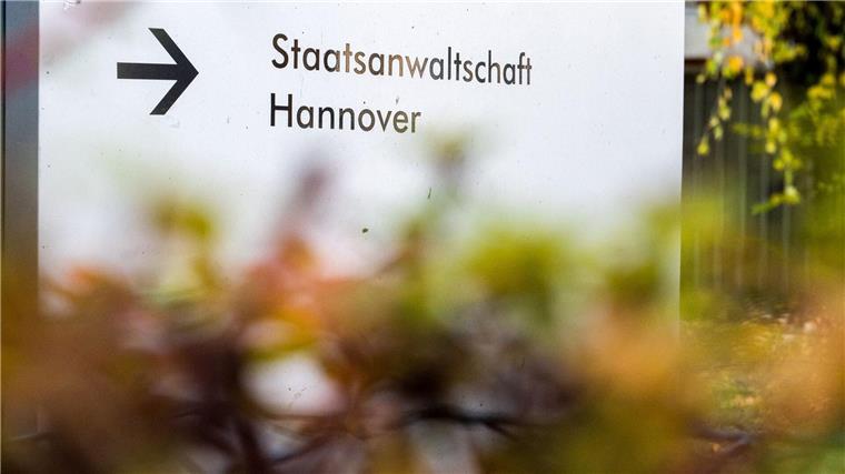 Nach dem Vandalismus in der Gedenkstätte Ahlen klagt die Staatsanwaltschaft Hannover einen 26 Jahre alten Verdächtigen an. (Symbolbild) 